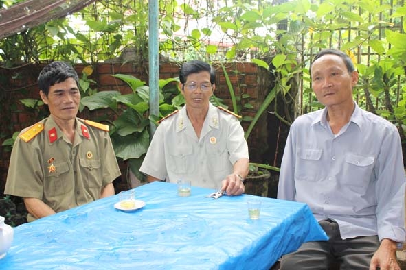 Ông Đào Văn Huề (bên trái) và các thành viên Chi hội CCB bàn việc quyên góp ủng hộ biển đảo.