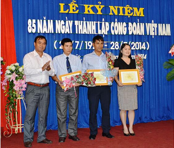 Phó Bí thư Tỉnh ủy Êban Y Phu tặng Bằng khen và phần thưởng cho các tác giả đạt thành tích xuất sắc trong Cuộc thi tìm hiểu “Công đoàn Việt Nam - 85 năm xây dựng và phát triển”.