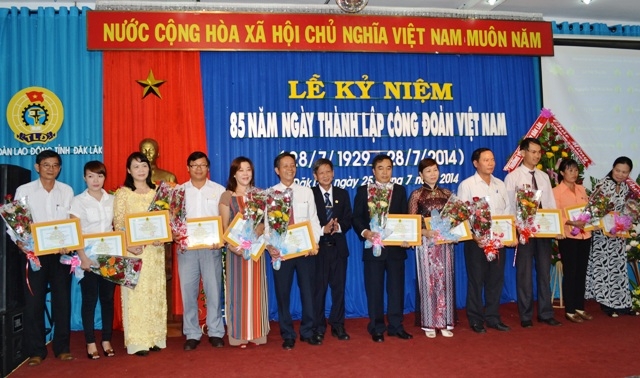 Tôn vinh cán bộ Công đoàn tiêu biểu nhân kỷ niệm 85 năm Ngày thành lập Công đoàn Việt Nam.