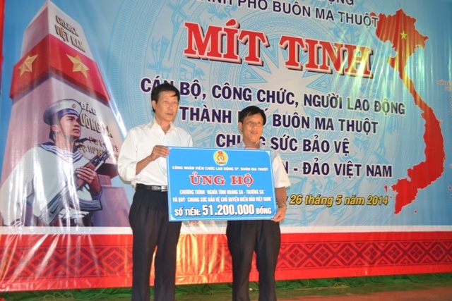 Liên đoàn Lao động TP. Buôn Ma Thuột trao số tiền ủng hộ Chương trình “Nghĩa tình Hoàng Sa - Trường Sa”  do Tổng Liên đoàn Lao động Việt Nam phát động.