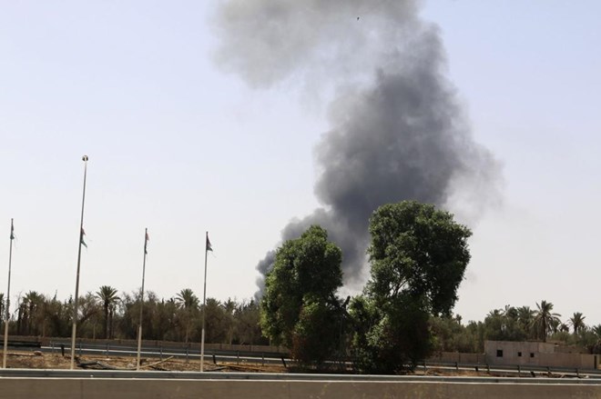 Khói bốc lên từ khu vực gần sân bay Tripoli khi chiến sự nổ ra tại đây (Nguồn: AP)