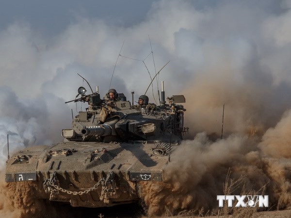 Xe tăng Merkava của Israel triển khai tại khu vực biên giới với Dải Gaza ngày 27-7. (Ảnh: AFP/TTXVN)