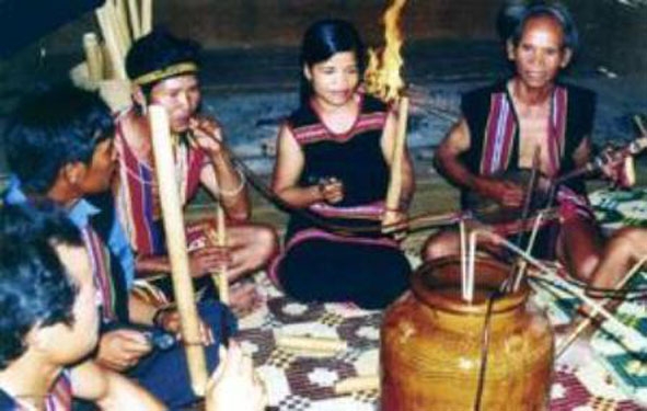 Hát kể sử thi của người Jarai thường kèm theo nhạc cụ hỗ trợ như một hoạt động nghệ thuật của cộng đồng.