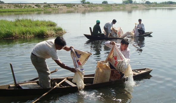 Thả cá bổ sung nguồn lợi thủy sản ở hồ Ea Súp hạ, huyện Ea Súp.