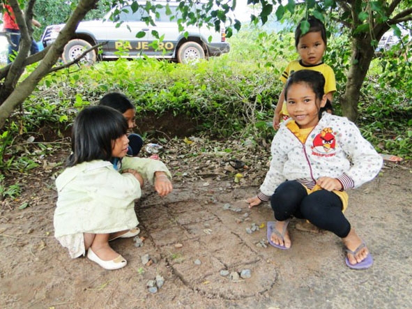 Trẻ em huyện Krông Bông vui chơi dịp hè.