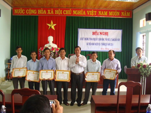 UBND huyện Krông Bông trao Giấy khen cho 1 tập thể và 5 cá nhân đã có thành tích trong việc thực hiện chương trình mục tiêu quốc gia xây dựng nông thôn mới.