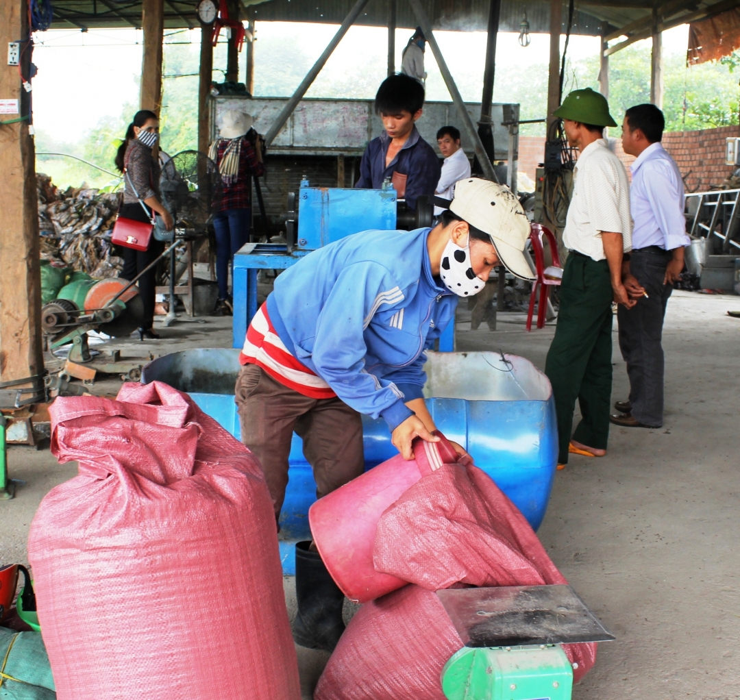 sản xuất tại cơ sở chế biến Minh Chiến 