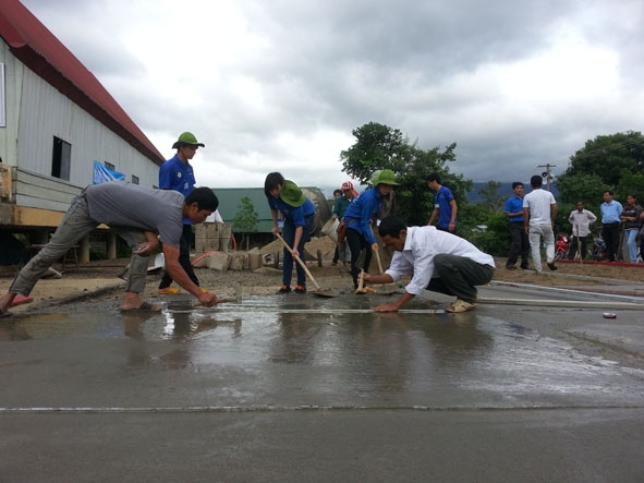 Sinh viên tình nguyện Trường ĐH Tây Nguyên thực hiện công trình  thanh niên tại huyện M’Drak. Ảnh: M.S