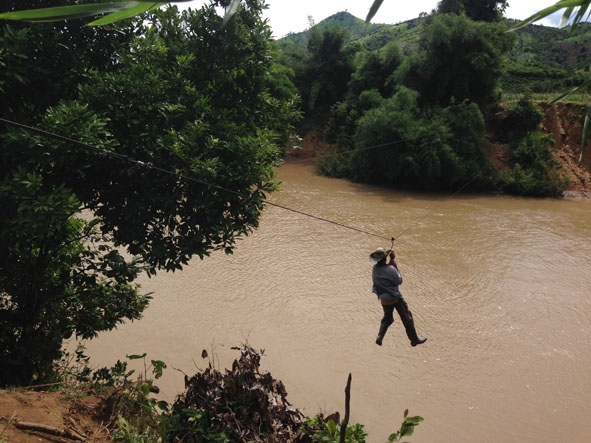 Người dân “bay” qua sông bằng dây cáp đầy nguy hiểm.
