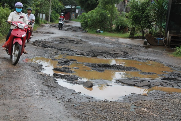 Mặt đường ở khối 9, phường Khánh Xuân (TP. Buôn Ma Thuột) nhiều đoạn không còn nguyên vẹn.