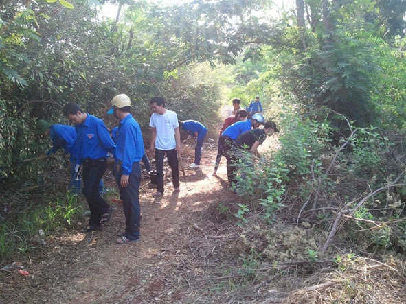 Các đoàn viên thanh niên phường Tân Tiến ra quân thu nhặt bơm kim tiêm  do con nghiện vứt trên địa bàn.