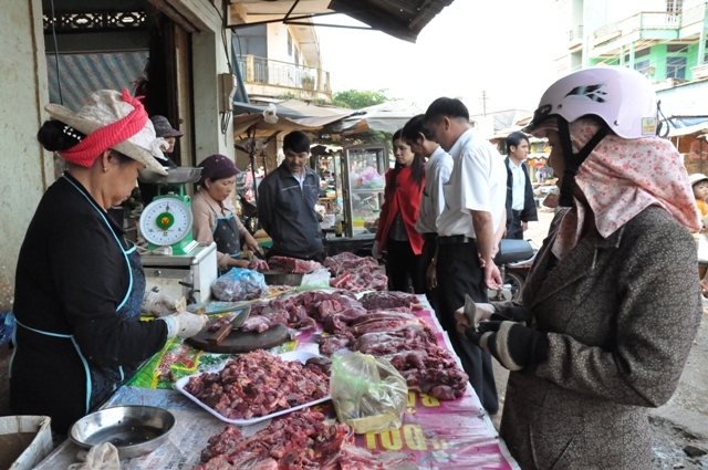 Một hộ kinh doanh thực phẩm tại chợ trung tâm thị xã Buôn Hồ.