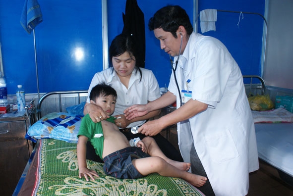 Khám bệnh cho trẻ bị viêm phổi tại Bệnh viện Đa khoa TP. Buôn Ma Thuột.