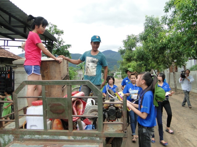 Tuyên truyền các biện pháp phòng chống dịch bệnh và an toàn vệ sinh thực phẩm cho người dân thôn 10 (xã Hòa Sơn, huyện Krông Bông).