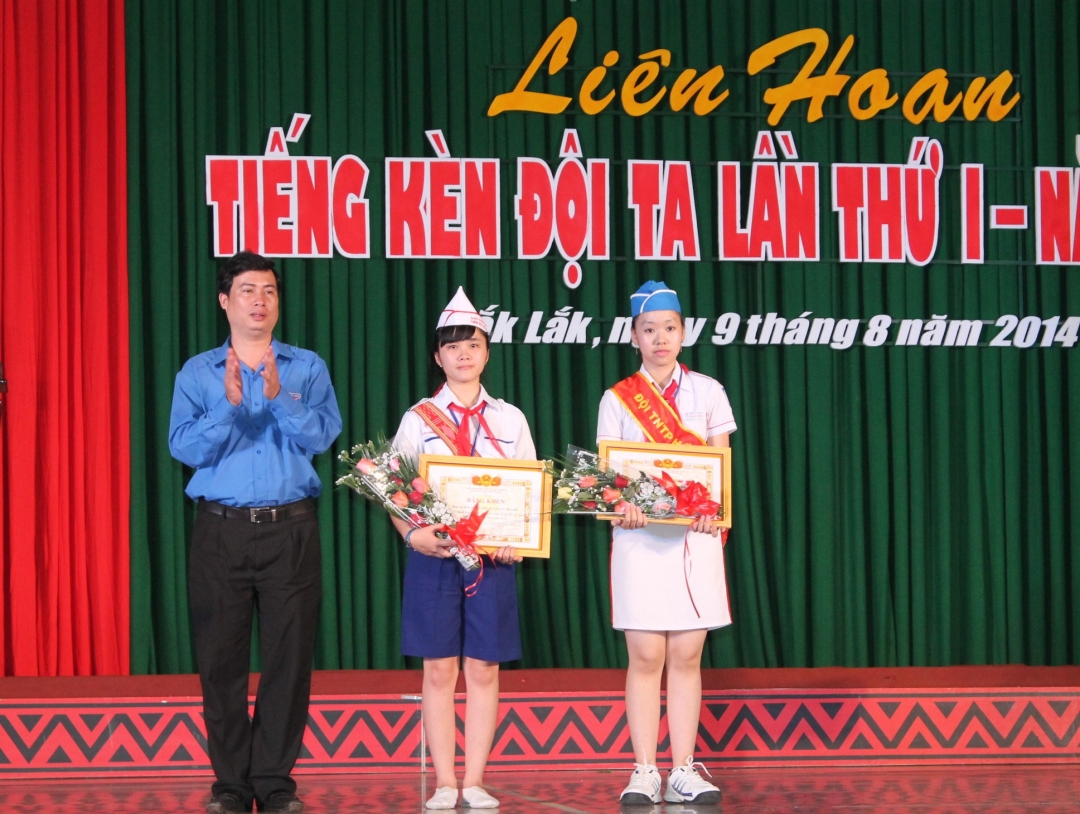 Đội nghi lễ huyện Cư M'gar và Krông Pak nhận Bằng khen của Tỉnh Đoàn