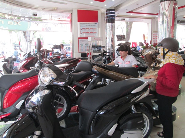Một đại lý xe máy trên đường Lý Thường Kiệt, TP. Buôn Ma Thuột vắng khách đến mua xe.