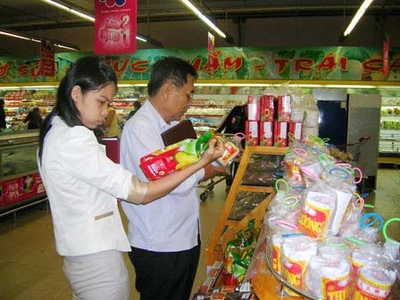 Lực lượng thanh tra liên ngành của tỉnh kiểm tra chất lượng thực phẩm tại một cơ sở kinh doanh trên địa bàn TP. Buôn Ma Thuột mùa Trung thu 2013.
