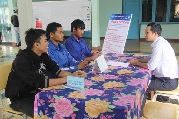 Sau Lễ tốt nghiệp, học sinh Trường Cao đẳng Nghề Dak Lak  được tư vấn, phỏng vấn việc làm tại trường.
