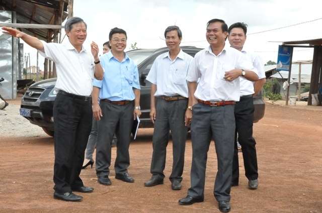 Đoàn công tác đến thăm một khu vực quy hoạch ổn định dân di cư ngoài kế hoạch tại xã Cư Kbang