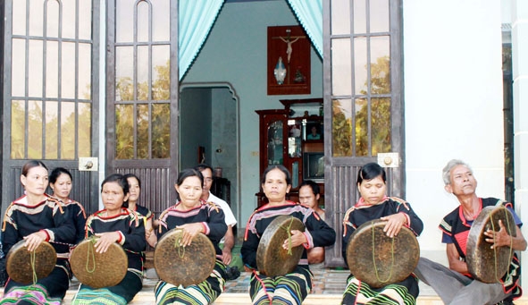 Đội chiêng nữ buôn H’Luk, xã Ea Tiêu (huyện Cư Kuin)  trong một buổi tập luyện. Ảnh: K.O