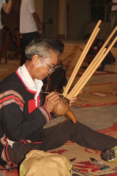 Nghệ nhân Ama Ril (xã Ea Tul - Cư M’gar) kiếm sống bằng nghề chế tác nhạc cụ truyền thống.