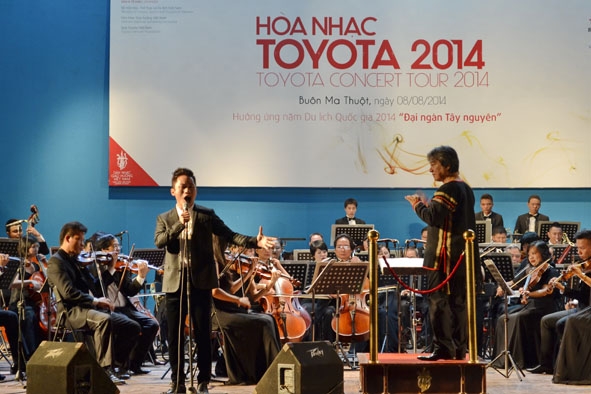 Ca sĩ Tùng Dương lần đầu tiên ra mắt khán giả Dak Lak qua đêm nhạc giao hưởng.