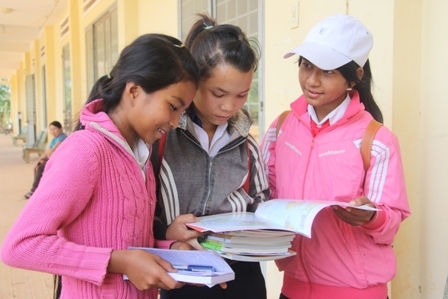 Học sinh Trường THCS Cư D răm (huyện Kr ông Bông) háo hức bước vào năm học mới 