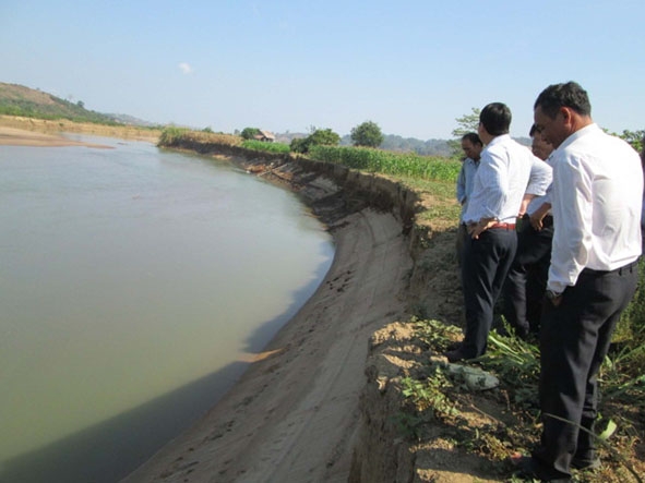 Bờ sông Krông Nô đoạn qua địa bàn huyện Lak bị sạt lở một phần do nước xả từ thủy điện Buôn Tua Srah.