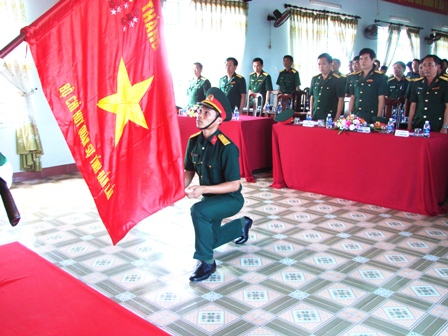 Đại diện học viên tốt nghiệp lớp Sĩ quan dự bị tuyên thệ trước Quân kỳ.