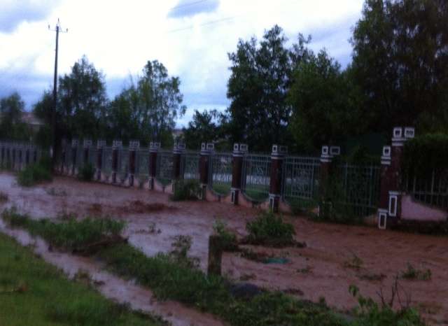 Các cơ quan hành chính của huyện Cư Kuin đóng tại đường Tỉnh lộ 10 bị ngập nước
