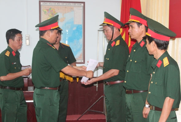 Đại tá Trịnh Văn Tâm, Chính ủy Bộ Chỉ huy Quân sự tỉnh  trao quyết định thăng quân hàm cho sĩ quan.