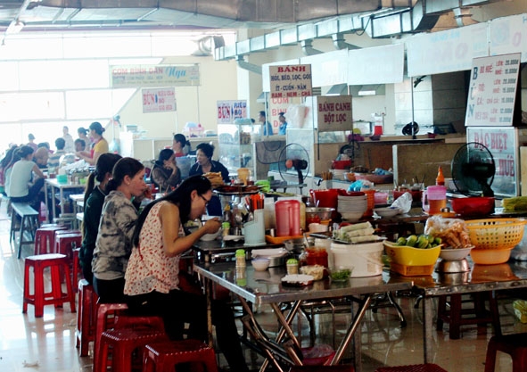 Thực khách đến thưởng thức các món ăn tại khu ẩm thực chợ Buôn Ma Thuột.