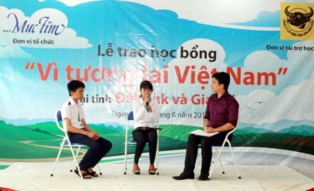 Giao lưu với các học sinh tiêu biểu tại lễ trao học bổng.