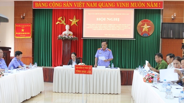 Viện trưởng Viện KSND tỉnh Dak Lak Trần Đình Sơn phát biểu tại hội nghị.