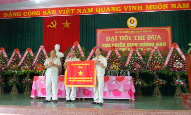 Phó chủ tịch Hội CCB tỉnh Nguyễn Kim Hồng trao Cờ thi đua của UBND tỉnh tặng Hội CCB thị xã Buôn Hồ.