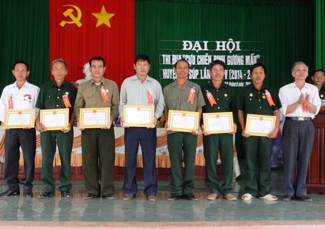 Hội Cựu chiến binh huyện trao Giấy khen tặng các cá nhân có thành tích xuất sắc trong phong trào thi đua.