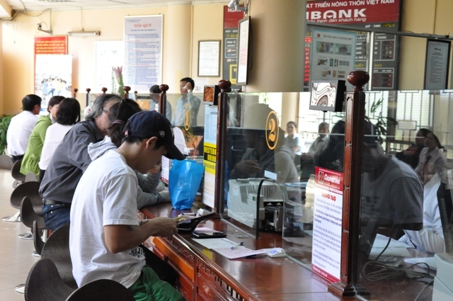 Khách hàng đang giao dịch tại Agribank Dak Lak