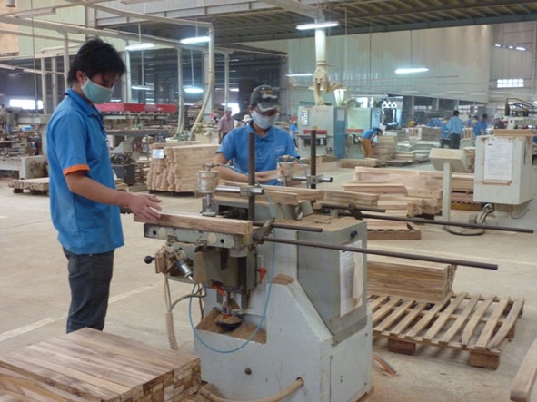 Ngành chế biến gỗ ở Dak Lak đang hồi phục nhờ các doanh nghiệp biết phân khúc thị trường sản xuất - kinh doanh sau “cơn bão” suy thoái kinh tế 2011-2013, góp phần đưa kim ngạch xuất khẩu của Dak Lak đạt 75 triệu USD trong năm 2014.