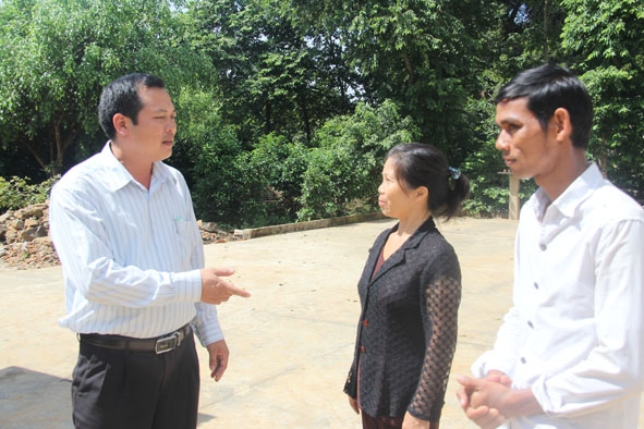 Ông Thái Văn Hồng (bìa trái) đang bàn bạc với lãnh đạo xã để làm đường giao thông nội thôn từ nguồn vốn Chương trình xây dựng nông thôn mới.