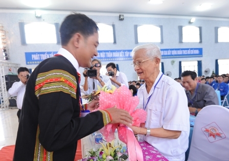 Phó Bí thư Tỉnh Đoàn, Chủ tịch Hội LHTN tỉnh Y Nhuân BJă tặng hoa đồng chí Hùnh