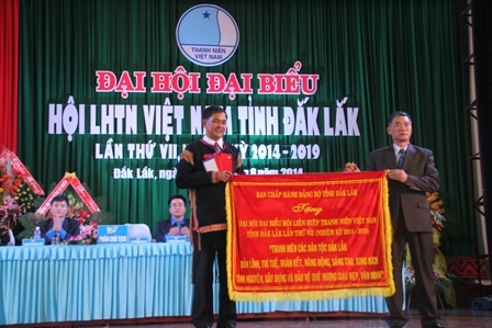 Trao bức trướng  của Ban Chấp hành Đảng bộ tỉnh tặng Hội LHTNVN tỉnh 