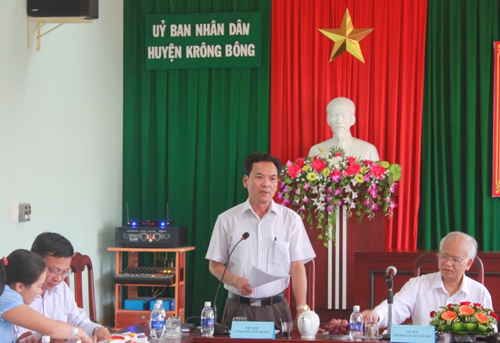 Ông Huỳnh Bài, Chủ tịch UBND huyện Krông Bông đóng góp ý kiến trong buổi làm việc