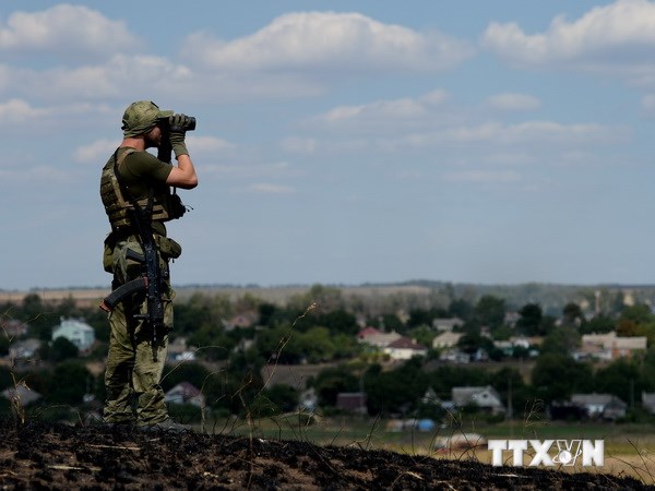 inh sĩ Ukraine gác một ngọn đồi ở ngoại ô thành phố Mariupol. (Nguồn: AFP/TTXVN)