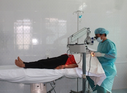 Phẫu thuật mắt miễn phí cho người bệnh nghèo tại huyện Cư Mgar. Ảnh minh họa