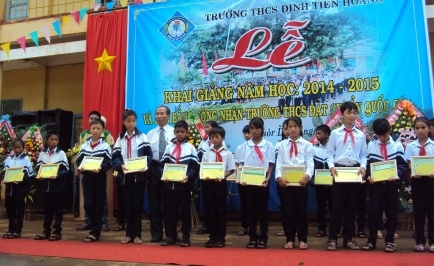 Các em học sinh có thành tích xuất sắc trong năm học 2013-2014 nhận 