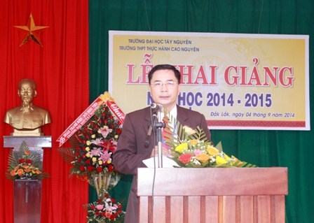 Hiệu trưởng trường THPT thực hành Cao Nguyên Triệu Văn Thịnh phát biểu tại lễ khai giảng. 