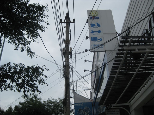 Tình trạng vi phạm HLATLĐ khu vực đầu đường Lê Thánh Tông, TP. Buôn Ma Thuột  (đoạn từ trụ 142 đến 149) đến nay vẫn chưa được giải quyết dứt điểm.