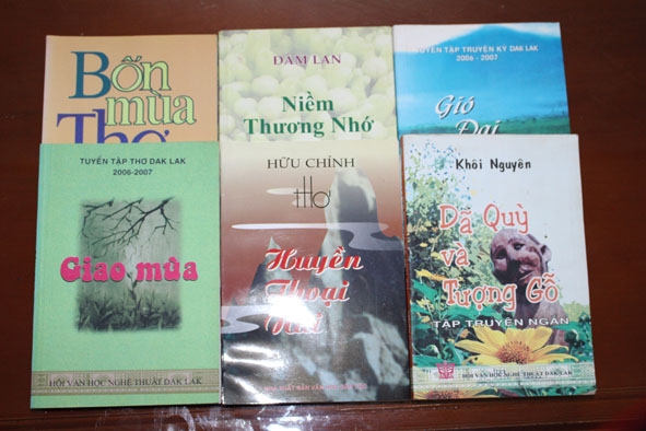 Một số tác phẩm văn học của Dak Lak xuất bản trong những năm qua.  Ảnh: Lan Anh