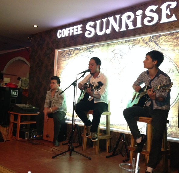 Một buổi biểu diễn của các sinh viên Cao đẳng Văn hóa - Nghệ thuật Dak Lak ở cà phê Sun Rise (đường Lê Thánh Tông).