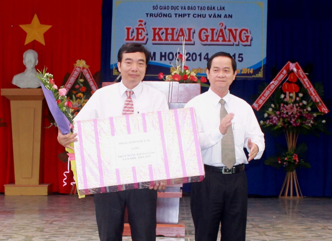 Tỉnh ủy viên, Phó Chủ tịch HĐND tỉnh Nguyễn Anh Tuấn tặng quà chúc mừng Trường THPT Chu Văn An nhân dịp khai giảng năm học mới. 
